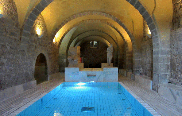 Piscina del balneario Termas Romanas, construida junto a los restos del balneario romano primigenio