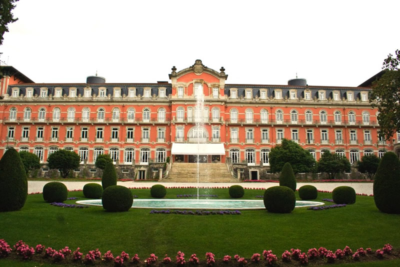 Jardines y fachada principal del Hotel Vidago Palace, en Termas de Vidago